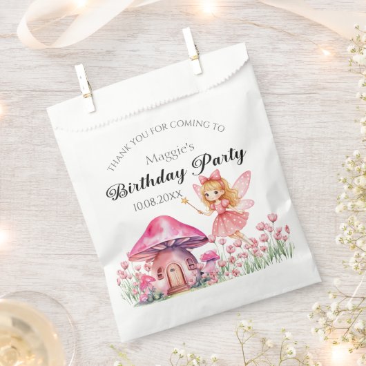 笑顔の妖精とピンクのキノコの誕生日パーティー フェイバーバッグ (クリップ留めされた状態)