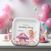 笑顔の妖精とピンクのキノコの誕生日パーティー ペーパープレート