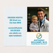 笑顔の子供を抱く若い医師 名刺 (外部フラット)