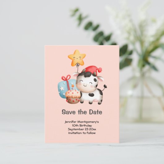 笑顔の牛かわいい愛らしい誕生日デートを保存 インビテーションポストカード (スタンド正面)
