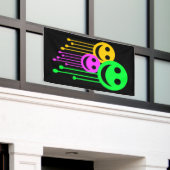 笑顔の顔 横断幕 (ビルの外側)