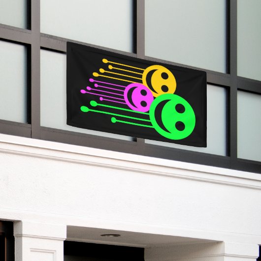 笑顔の顔 横断幕 (ビルの外側)