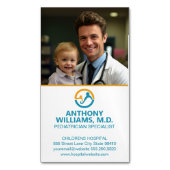 笑顔を持つ若い医師 マグネット名刺 (正面縦)