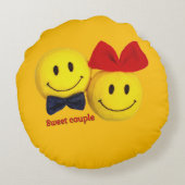 笑顔を見せる甘い夫婦の顔可愛い枕 ラウンドクッション (裏面)