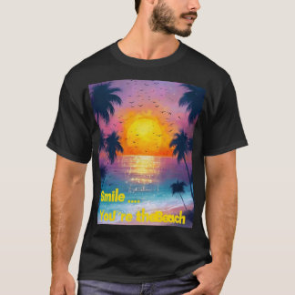 笑顔... ビーチにいます – 楽しい夏の気分 Tシャツ