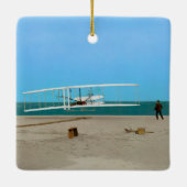 第一便のライト兄弟のヴィンテージの飛行機 セラミックオーナメント (裏面)