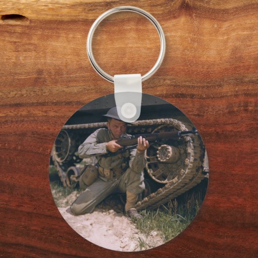 第二次世界大戦の兵士がガランドライフルでひざまずく キーホルダー (正面)
