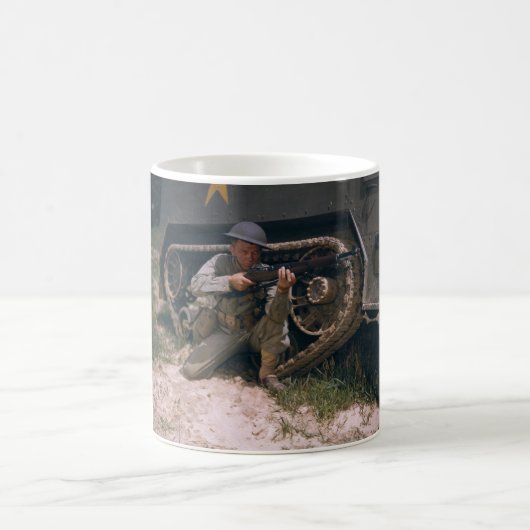 第二次世界大戦の兵士がガランドライフルでひざまずく コーヒーマグカップ (中央)