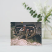 第二次世界大戦の兵士がガランドライフルでひざまずく ポストカード (スタンド正面)