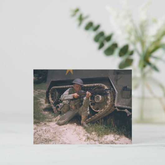 第二次世界大戦の兵士がガランドライフルでひざまずく ポストカード (スタンド正面)