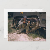 第二次世界大戦の兵士がガランドライフルでひざまずく ポストカード (正面/裏面)