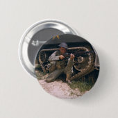 第二次世界大戦の兵士がガランドライフルでひざまずく 缶バッジ (正面&裏面)