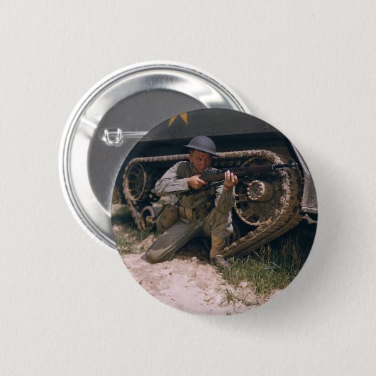 第二次世界大戦の兵士がガランドライフルでひざまずく 缶バッジ (正面&裏面)