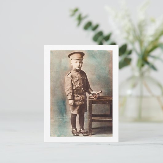第二次世界大戦の少年と玩具大砲の手に着色 ポストカード (スタンド正面)