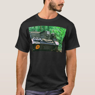 第二次世界大戦の森の中の装甲車両。 Tシャツ