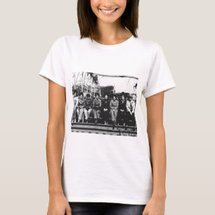 第二次世界大戦の間の女性の溶接工のグループ Tシャツ