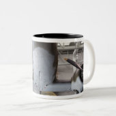 第二次世界大戦のC-47のダコタの輸送の航空機、 ツートーンマグカップ (正面右)