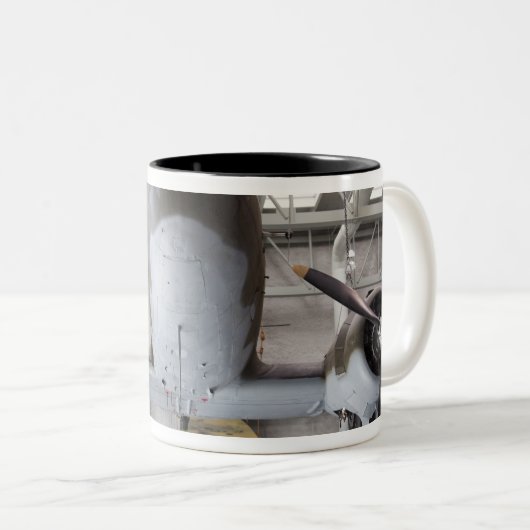 第二次世界大戦のC-47のダコタの輸送の航空機、 ツートーンマグカップ (正面右)
