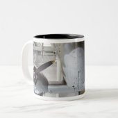 第二次世界大戦のC-47のダコタの輸送の航空機、 ツートーンマグカップ (正面左)