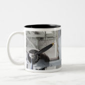 第二次世界大戦のC-47のダコタの輸送の航空機、 ツートーンマグカップ (左)