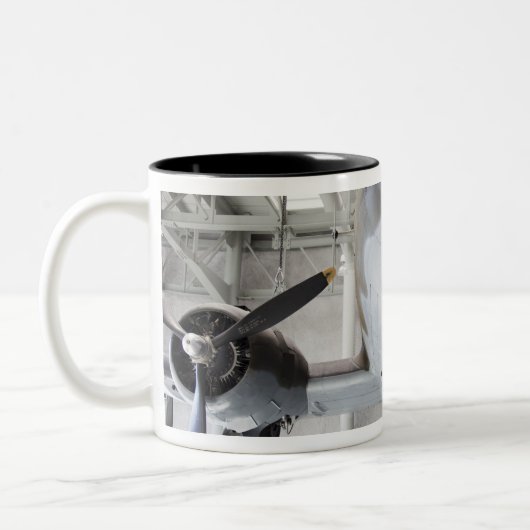 第二次世界大戦のC-47のダコタの輸送の航空機、 ツートーンマグカップ (左)