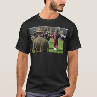 第二次世界大戦イギリスの兵士2人。バグパイプ。 Tシャツ