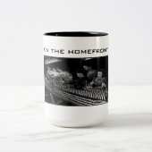 第二次世界大戦 – ホームフロントの飲料マグカップ ツートーンマグカップ (中央)