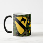 第1カルヴァリー部の迷彩柄の緑のベトナムのコーヒー・マグ モーフィングマグカップ (左)