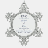 第1回クリスマスの年末年始のブルー氏とミセス氏エレガント名 スノーフレークピューターオーナメント (正面)