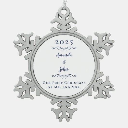 第1回クリスマスの年末年始のブルー氏とミセス氏エレガント名 スノーフレークピューターオーナメント (正面)