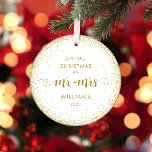第1回クリスマス夫妻の金ゴールドグリッターリース写真 オーナメント<br><div class="desc">この見事婚約したなミスターとミセス金ゴールドグリッターリース写真フレームであなたの初めてのクリスマスを記念しなさい。きらめくリースデザインは、一緒にあなたの未来を楽しみながら、あなたの休日の思い出に華やかなtouchを追加する。</div>