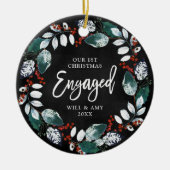 第1回クリスマス婚約したホリパーソナライズされたー緑 セラミックオーナメント (正面)