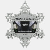 第1回クリスマス(2つのルーム) スノーフレークピューターオーナメント (正面)