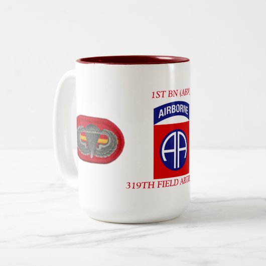 第1大隊の319TH野戦砲兵のマグ ツートーンマグカップ (正面左)