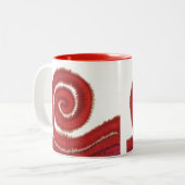 第1根のチャクラの赤い螺線形のアートワーク#1 ツートーンマグカップ (正面左)