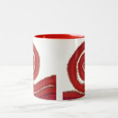 第1根のチャクラの赤い螺線形のアートワーク#1 ツートーンマグカップ (中央)
