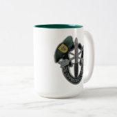 第1特殊部隊の緑色のベレー帽の退役軍人の獣医 ツートーンマグカップ (正面右)