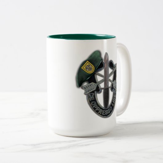 第1特殊部隊の緑色のベレー帽の退役軍人の獣医 ツートーンマグカップ (正面右)