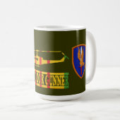 第1航空組UH-1 Hueyのドアの射撃手のマグ コーヒーマグカップ (正面右)