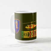 第1航空組UH-1 Hueyのドアの射撃手のマグ コーヒーマグカップ (正面左)