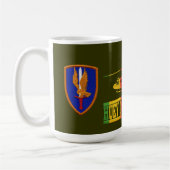 第1航空組UH-1 Hueyのドアの射撃手のマグ コーヒーマグカップ (左)