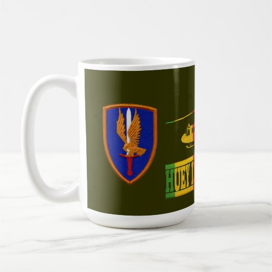 第1航空組UH-1 Hueyのドアの射撃手のマグ コーヒーマグカップ (左)