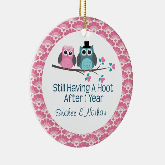 第1記念日のパーソナライズなフクロウのカップルのギフト セラミックオーナメント (右)