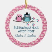 第1記念日のパーソナライズなフクロウのカップルのギフト セラミックオーナメント (正面)