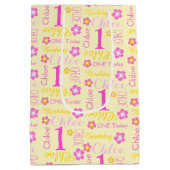 第1誕生日のピンクの黄色い名前をカスタムするのギフトバッグ ミディアムペーパーバッグ (裏面)