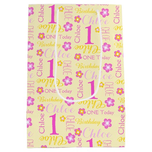 第1誕生日のピンクの黄色い名前をカスタムするのギフトバッグ ミディアムペーパーバッグ (裏面)