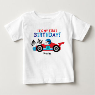 第1誕生日のレースカーの赤および青 ベビーTシャツ