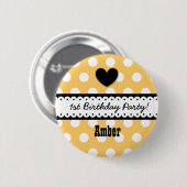 第1誕生日の女の子のハートおよびスカラップで仕上げられたリボンv2G 缶バッジ (正面&裏面)