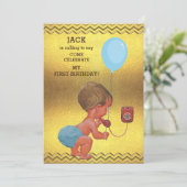 第1誕生日の男の赤ちゃんの電話気球の金ゴールドのシェブロン 招待状 (スタンド正面)