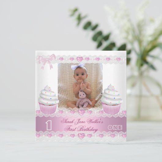 第1誕生日第1女子ホワイトピンクカップケーキベビー3 招待状 (スタンド正面)